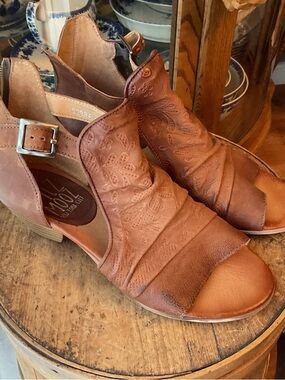 Miz Mooz Corra Tan Leather Open-Toe Embroidered Slingback Sandals 38W